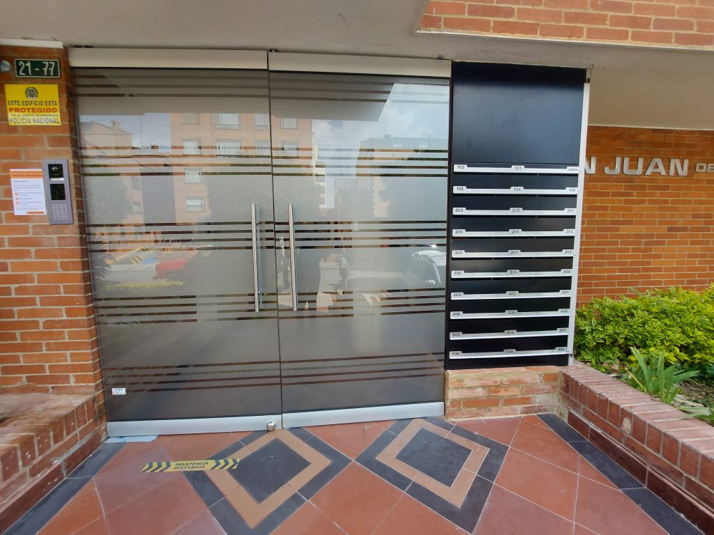 Automatización de puertas peatonales